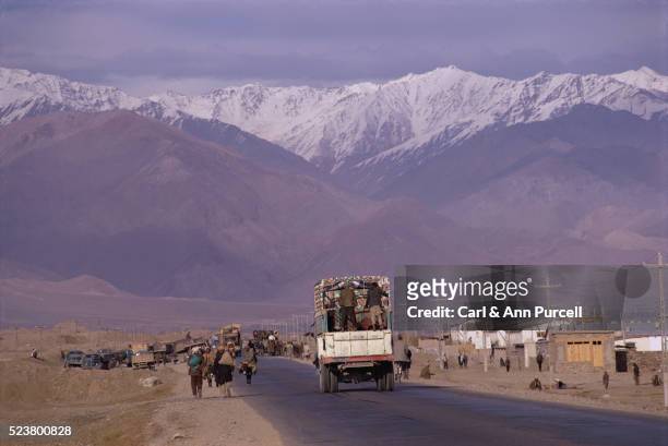travelers on highway near hindu kush - asia central fotografías e imágenes de stock