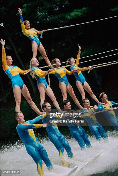 water ski team forming pyramid - waterskiing - fotografias e filmes do acervo