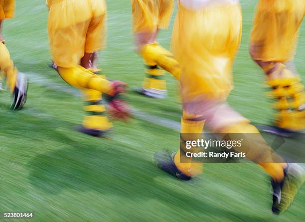 soccer players warming up - voetbal fotos stockfoto's en -beelden