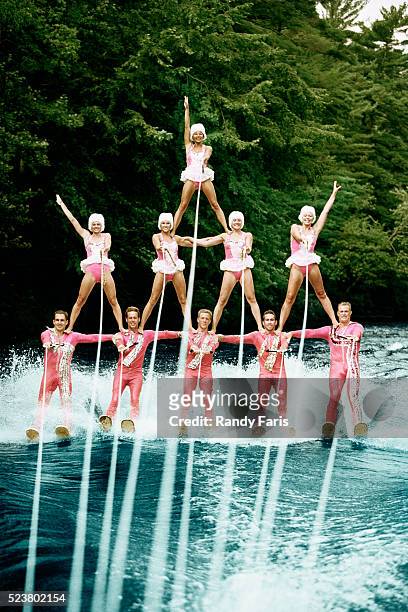 waterskiers forming human pyramid - sports archive stockfoto's en -beelden