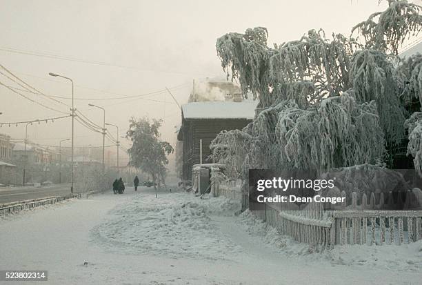 frosty yakutsk street, siberia - republik sacha stock-fotos und bilder