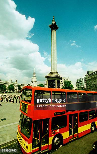 double-decker bus at trafalgar square - autobus a due piani foto e immagini stock