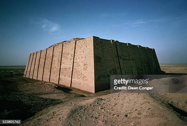 ziggurat at ur - ziggurat foto e immagini stock