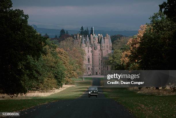 glamis castle and driveway - glamis castle bildbanksfoton och bilder