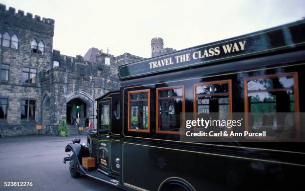 limousine bus at ashford castle - ashford castle stockfoto's en -beelden