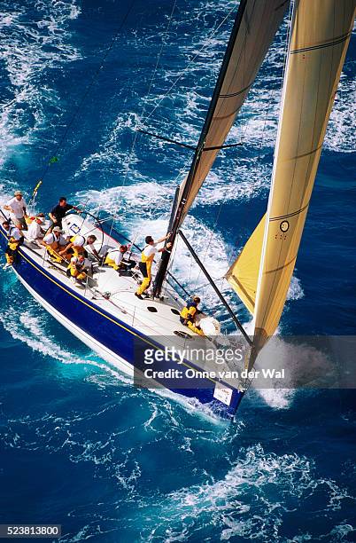 bounder sailboat setting spinnaker - sailing team stock-fotos und bilder