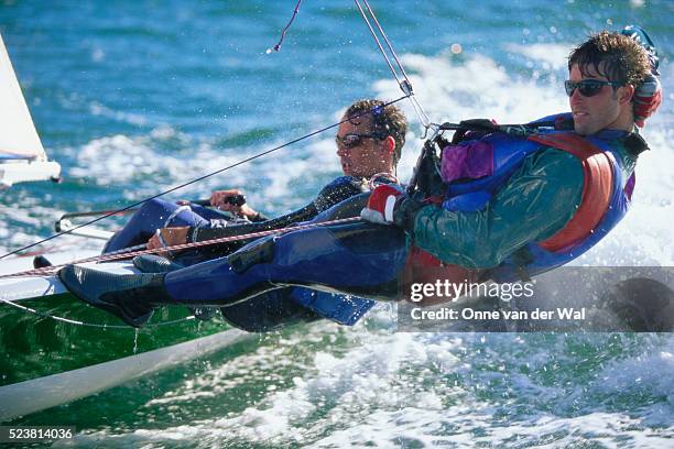 men racing a 505 dinghy - navigation à voile photos et images de collection