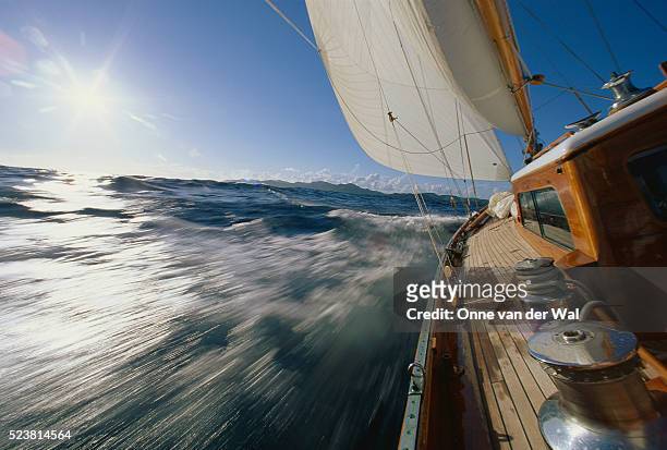 port side of the hinckley nirvana sailboat - barca a vela foto e immagini stock