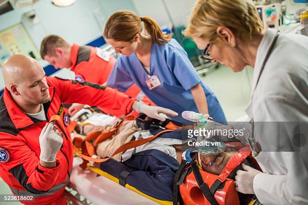 paramedici e medici in sala di emergenza - evento catastrofico foto e immagini stock