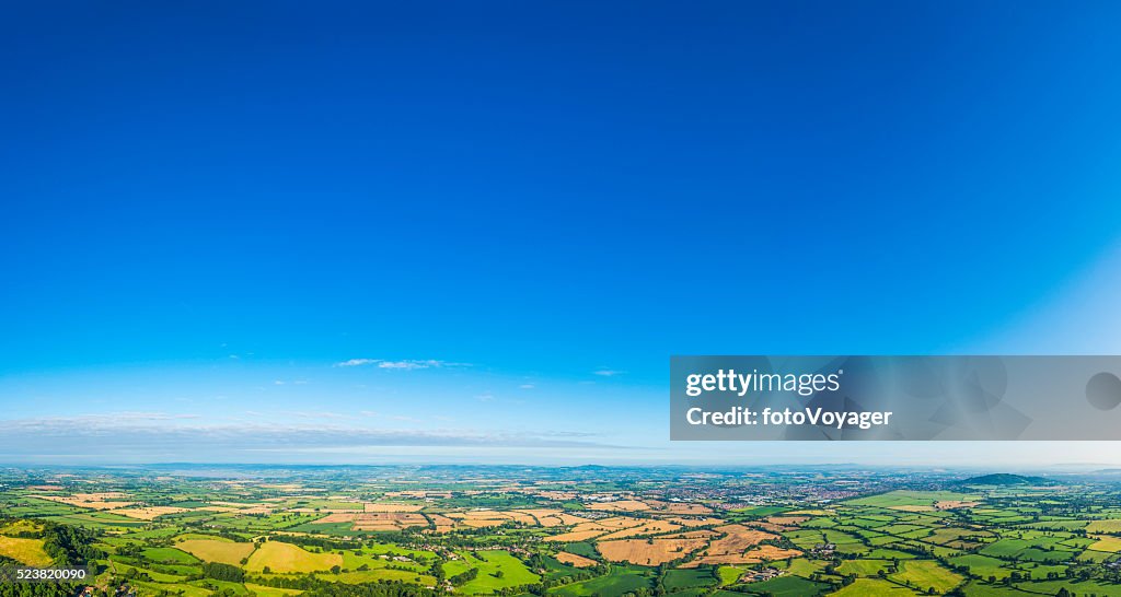 Luftbild Panoramablick über schöne grüne Sommer Landschaft groß Blau Himmel