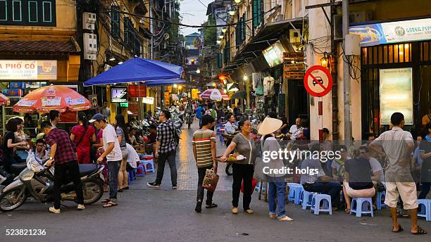 rua, em hanói, vietnã durante o crepúsculo - hanoi - fotografias e filmes do acervo