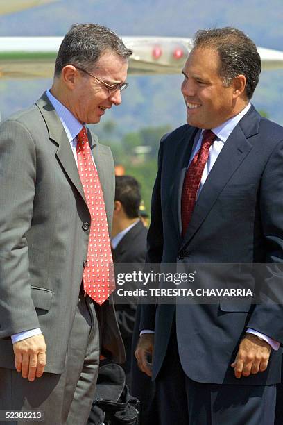 Alvaro Uribe , presidente de Colombia, es recibido por Samuel Lewis, vice-presidente y ministro de Relaciones Exteriores de Panama, el 13 de marzo de...