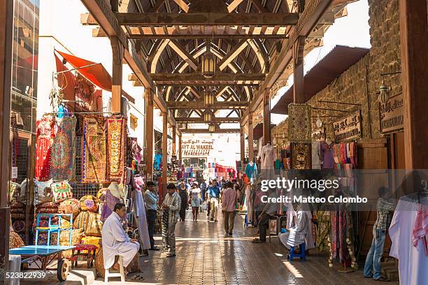 textile souk crowded with people, bur dubai, uae - daily life in colombo stock-fotos und bilder