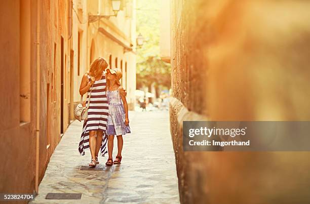 mutter und tochter, die mediterranen stadt palma - palma stock-fotos und bilder