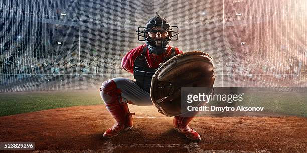 catcher de baseball au stade - baseball helmet photos et images de collection