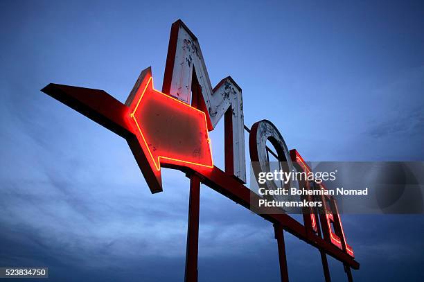 neon motel sign - the nomad hotel stock pictures, royalty-free photos & images