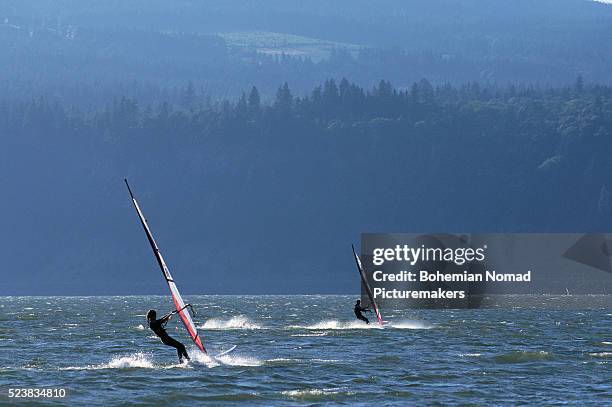 windsurfing on the columbia river - hood river fotografías e imágenes de stock