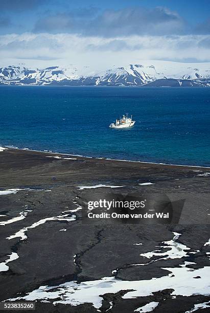 research boat anchored near deception island - deception island foto e immagini stock