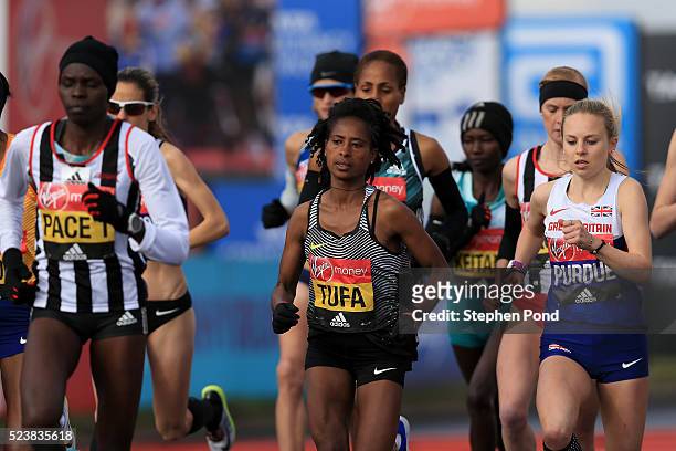 Tigist Tufa of Ethiopia starts alongside Charlotte Purdue of Great Britain during the Virgin Money London Marathon on April 24, 2016 in London,...
