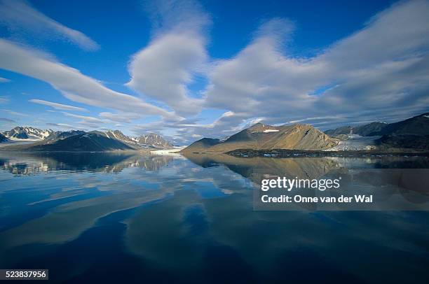 arctic skyline reflecting in water - arctic ocean stockfoto's en -beelden