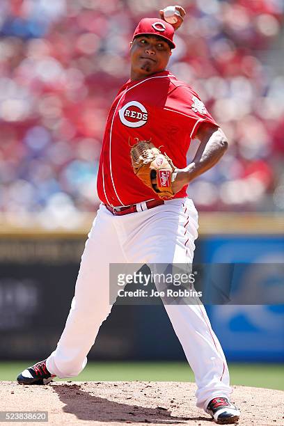 Alfredo Simon of the Cincinnati Reds pitches against the Chicago Cubs in the first inning of the game at Great American Ball Park on April 24, 2016...