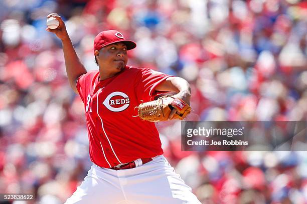 Alfredo Simon of the Cincinnati Reds pitches against the Chicago Cubs in the second inning of the game at Great American Ball Park on April 24, 2016...