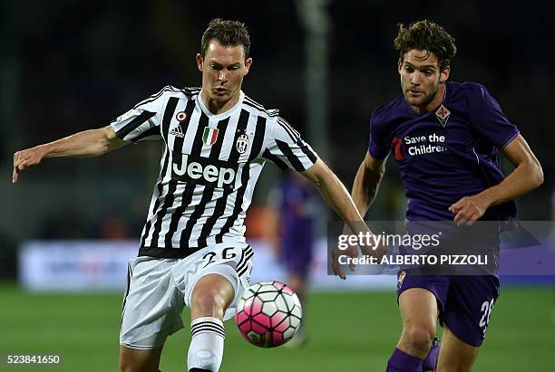 Juventus' Swiss defender Stephan Lichtsteiner vies for the ball with Fiorentina's Spanish defender Marcos Alonso Mendoza during the Italian Serie A...