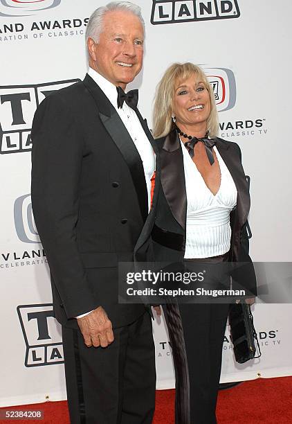 Actor Lyle Waggoner and his wife Sharon Kennedy arrives at the 2005 TV Land Awards at Barker Hangar on March 13, 2005 in Santa Monica, California.