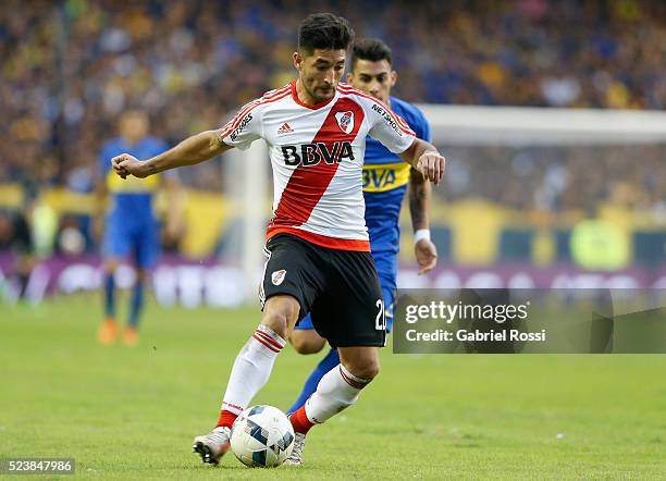 Milton Casco of River Plate drives the ball during a match between Boca Juniors and River Plate as part of Torneo Transicion 2016 at Alberto J....