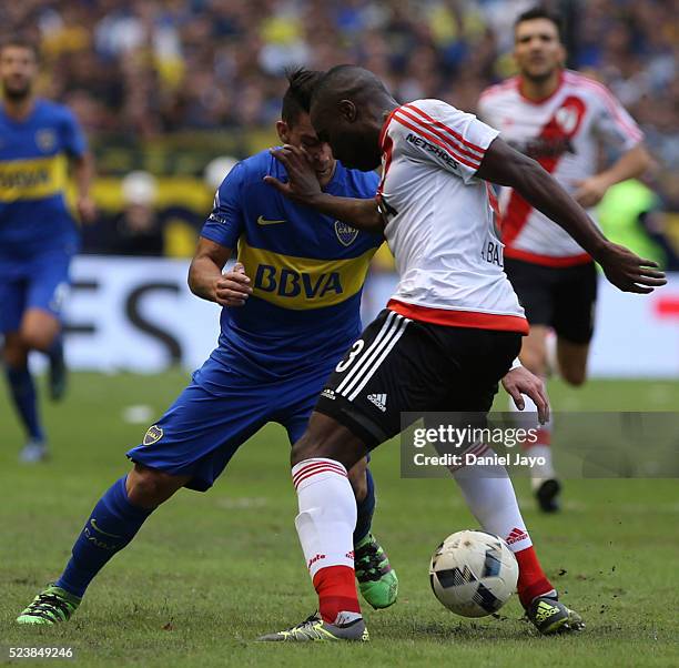 Cristian Pavon of Boca Juniors dribbles past Eder Balanta of River Plate during a match between Boca Juniors and River Plate as part of Torneo...