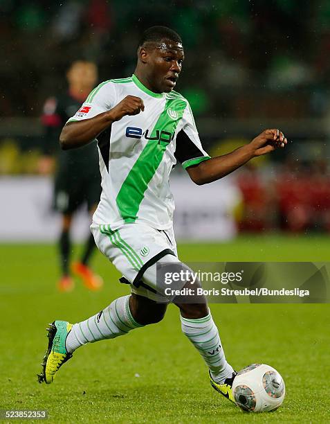 Junior Malanda aus Wolfsburg rennt mit dem Ball waehrend des Bundesligaspiels zwischen dem VfL Wolfsburg und dem 1. FSV Mainz 05 in der Volkswagen...