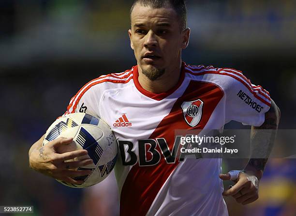 Andres D'Alessandro of River Plate carries the ball during a match between Boca Juniors and River Plate as part of Torneo Transicion 2016 at Alberto...