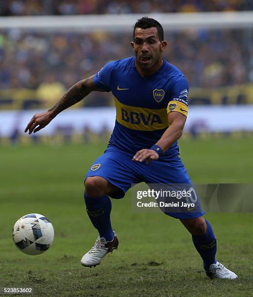 Carlos Tevez of Boca Juniors drives the ball during a match between Boca Juniors and River Plate as part of Torneo Transicion 2016 at Alberto J....