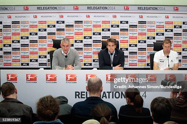 Hamburg-Trainer Mirko Slomka und Fuerth-Trainer Frank Kramer bei der Pressekonferenz nach dem Bundesliga-Relegations-Rueckspiel der SpVgg Greuther...