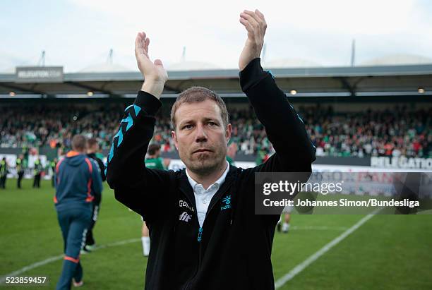 Fuerth-Trainer Frank Kramer bedankt sich bei den Fans nach dem Bundesliga-Relegations-Rueckspiel der SpVgg Greuther Fuerth gegen den Hamburger SV in...