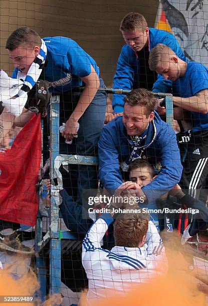 Die Spieler des HSV feiern mit den Fans den Klassenerhalt nach dem Bundesliga-Relegations-Rueckspiel der SpVgg Greuther Fuerth gegen den Hamburger SV...