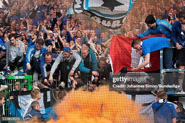 Die Spieler des HSV feiern mit den Fans den Klassenerhalt nach dem Bundesliga-Relegations-Rueckspiel der SpVgg Greuther Fuerth gegen den Hamburger SV...