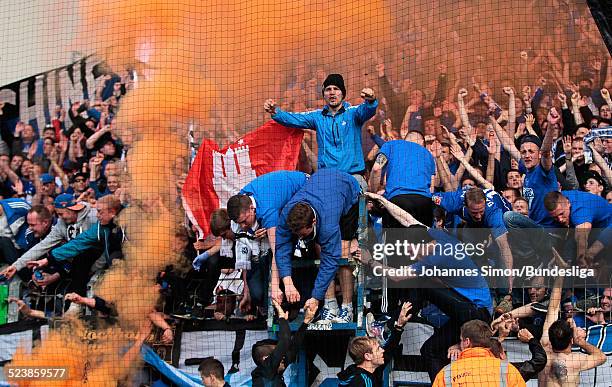 Die Spieler des HSV feiern mit den Fans den Klassenerhalt nach dem Bundesliga-Relegations-Rueckspiel der SpVgg Greuther Fuerth gegen den Hamburger SV...