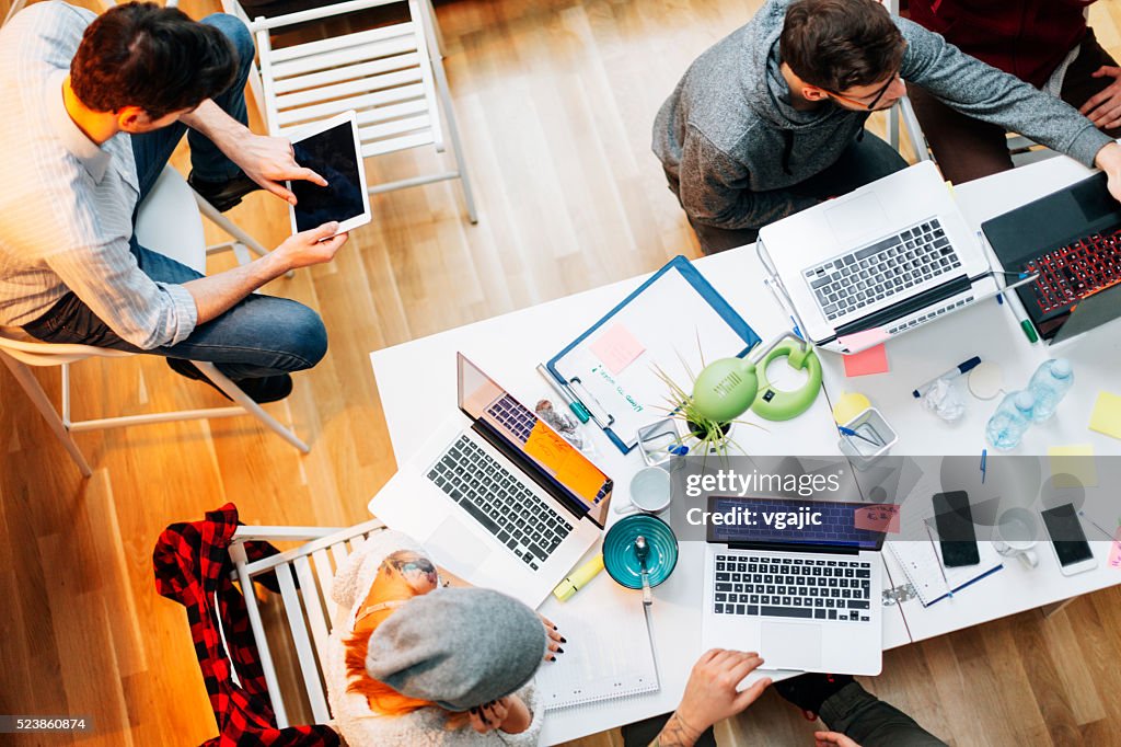 Development-Team arbeitet im Büro.