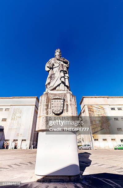 coimbra campus universitario con la statua di re cm. dinis - coimbra university foto e immagini stock