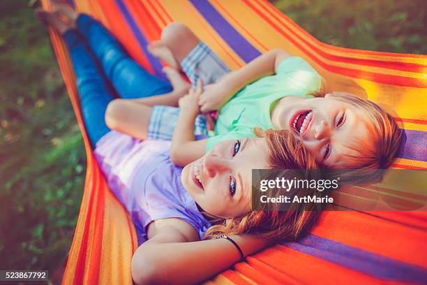 familie im sommer - hängematte stock-fotos und bilder