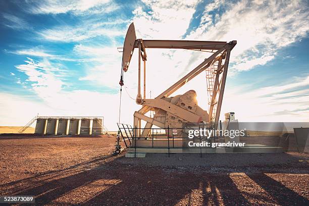 fracking oil well - fraccen stockfoto's en -beelden