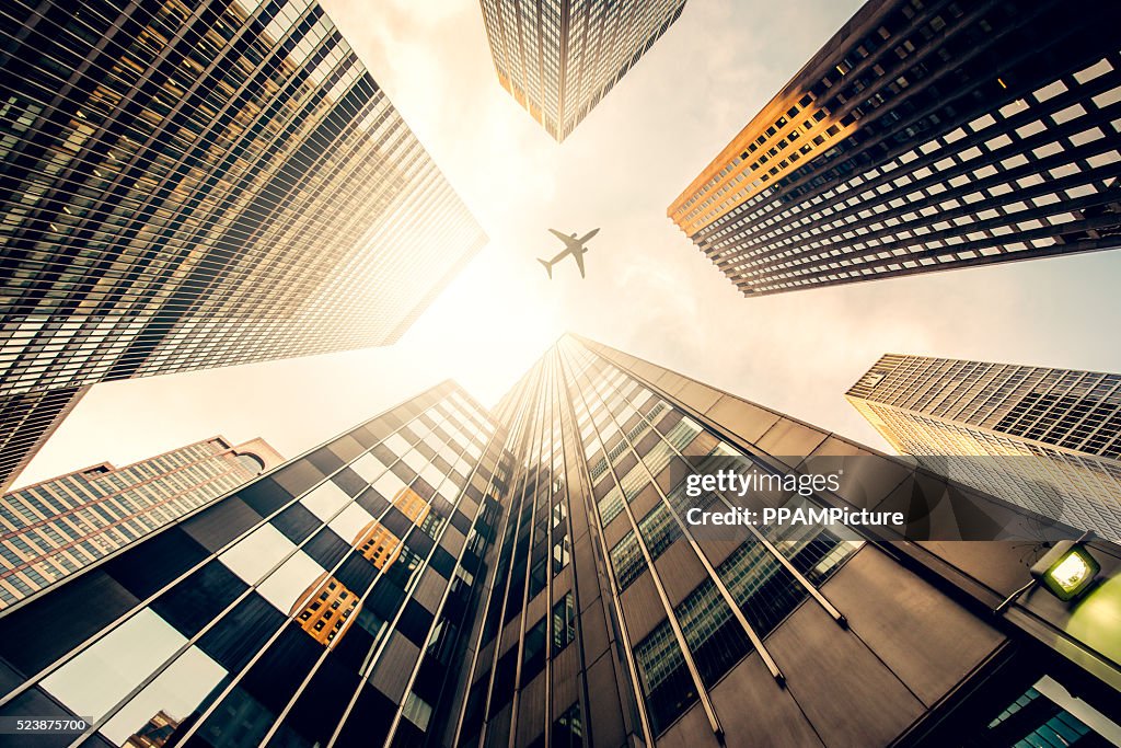 Wolkenkratzer mit einer Flugzeug-silhouette