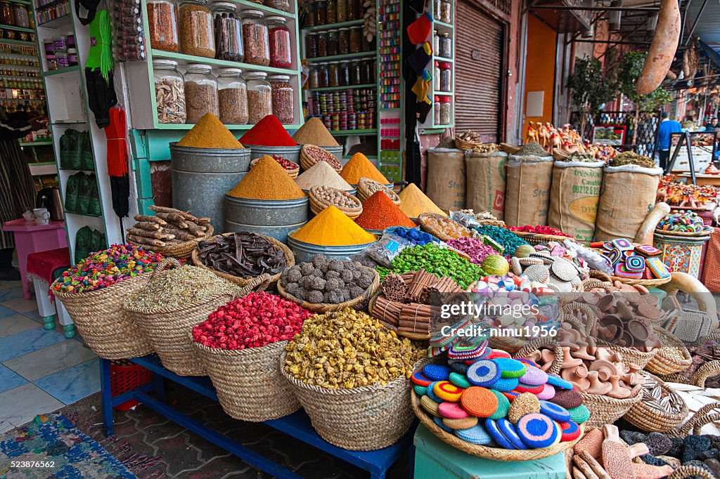 Kräuter und trockenen Blumen auf einer traditionellen marokkanischen Markt