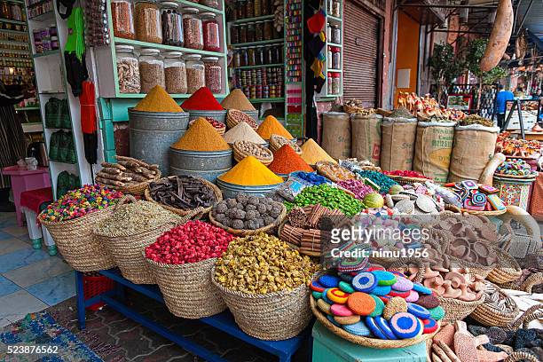 ervas aromáticas secas e seca flores em um mercado marroquino tradicional - fez imagens e fotografias de stock