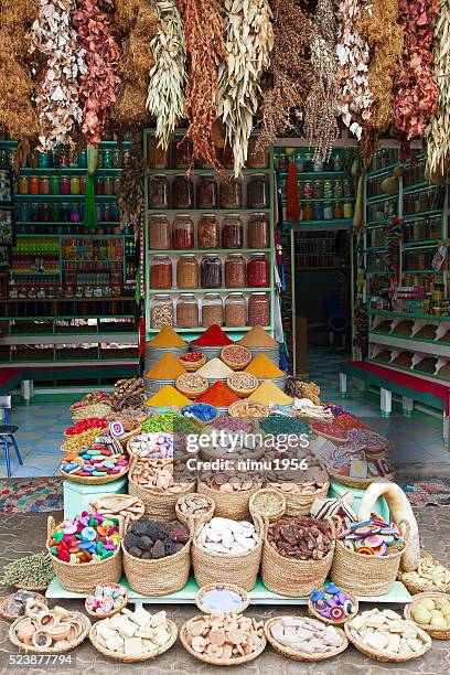 herbes et fleurs sec sur un marché traditionnel marocain - souq photos et images de collection