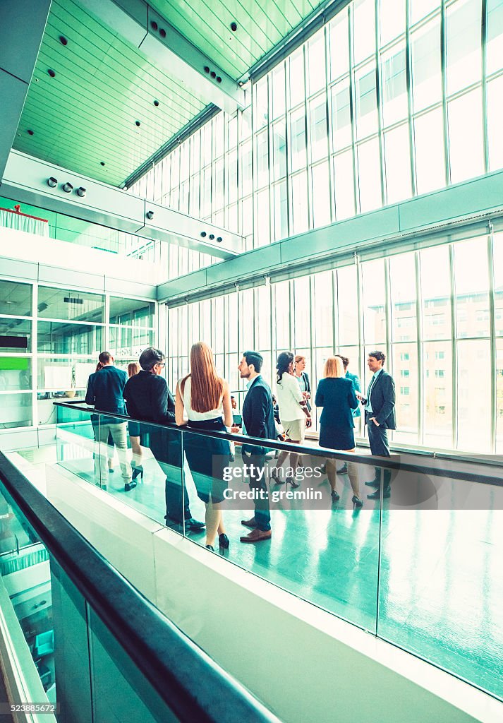 Gruppe von Geschäftsleuten im Büro Gebäude lobby