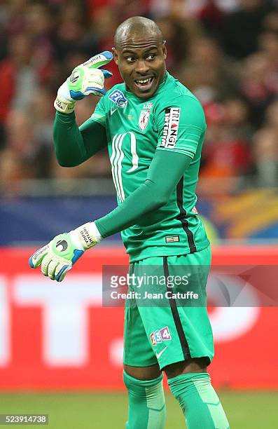 Goalkeeper of Lille Vincent Enyeama reacts during the French League Cup final between Paris Saint-Germain and Lille OSC at Stade de France on April...