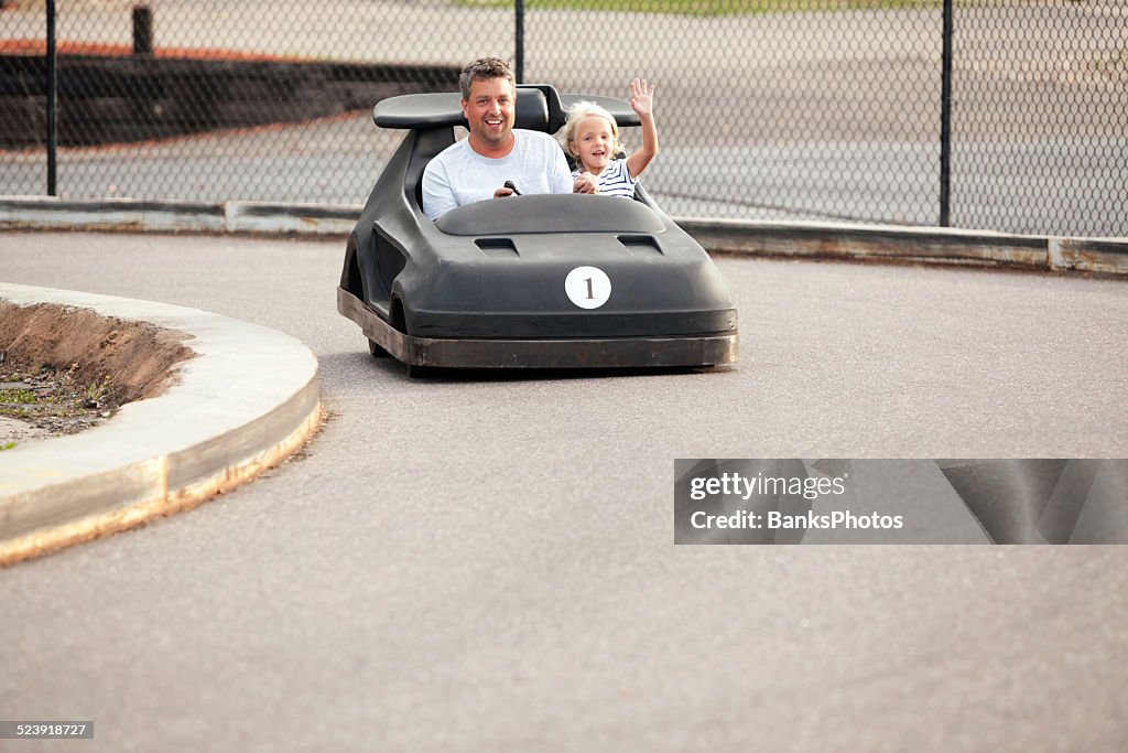 Vater und Tochter Reiten in Go Kart