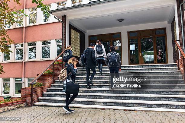 estudiantes turcos que van a la escuela, istanbul - edificio de escuela secundaria fotografías e imágenes de stock
